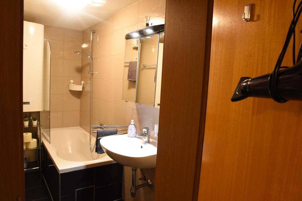 Appartement 80 M2 Haushaelfte, 3 Zimmer, Parkplaetze, Bis 6 Pers à Wängle Extérieur photo